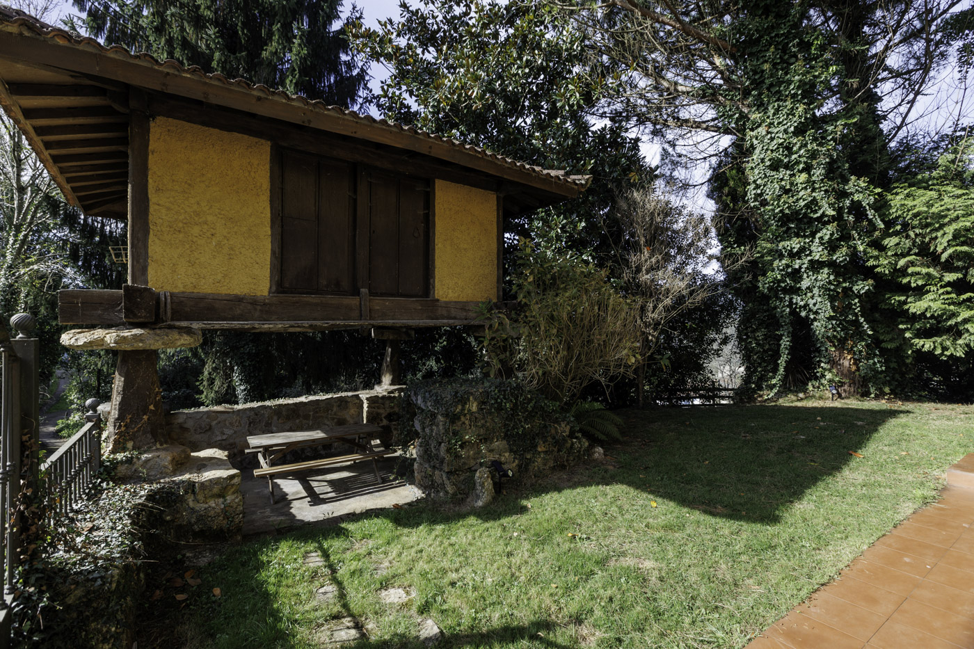 Zona para sentarse bajo el horreo