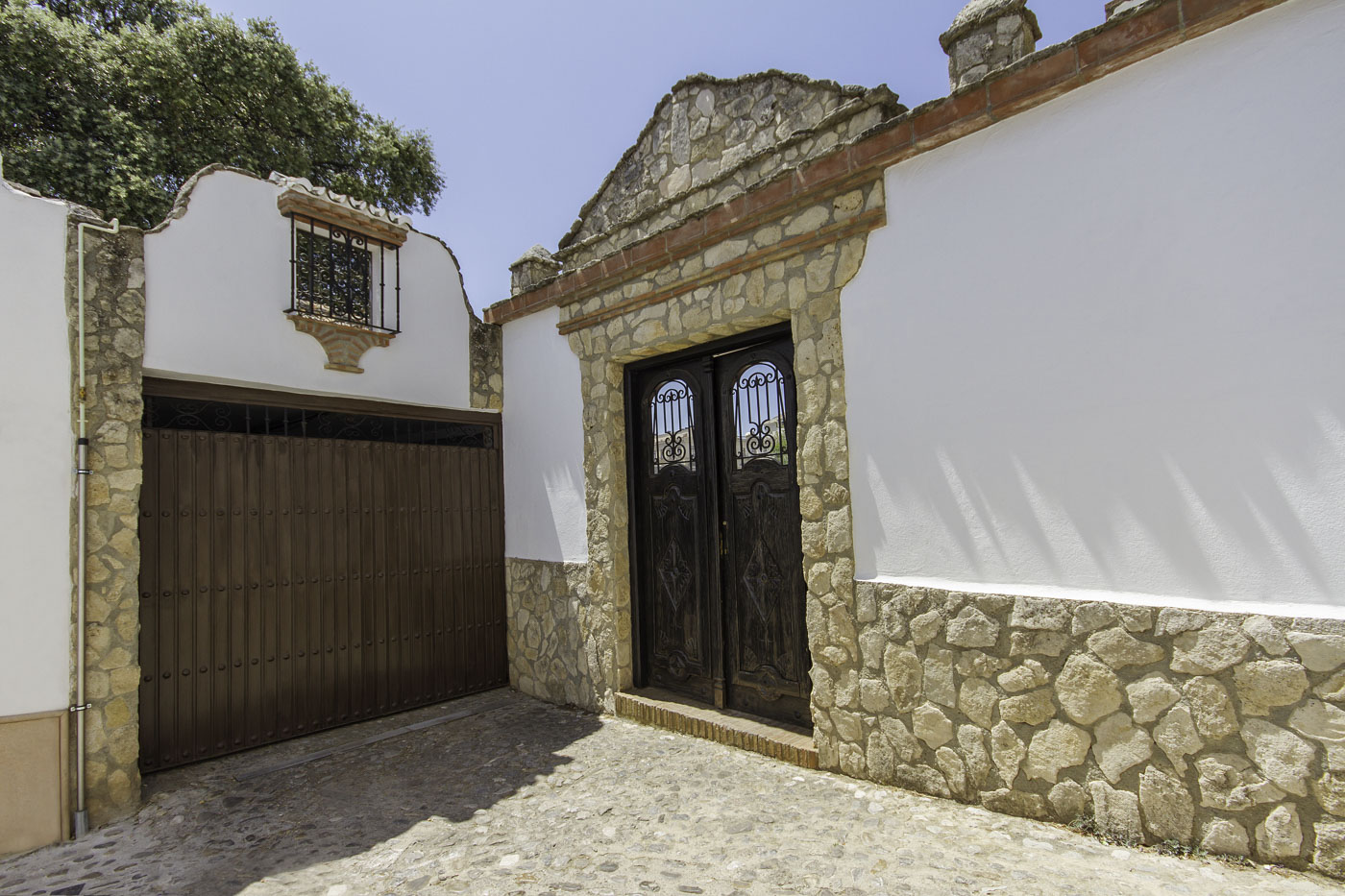 Desde el parking se accede a terraza nivel inferior