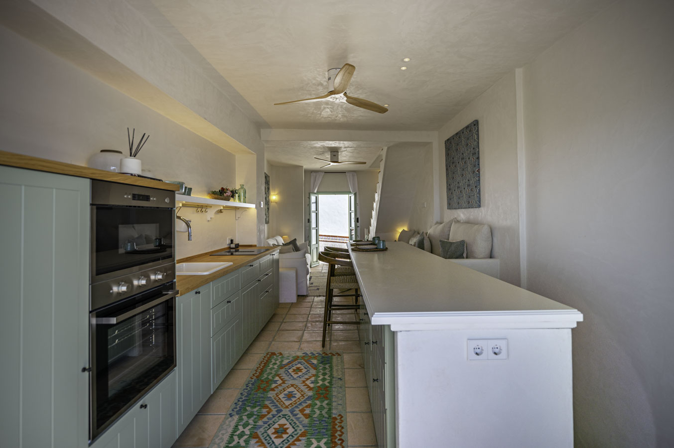 Una cocina encantadora con acceso a terraza