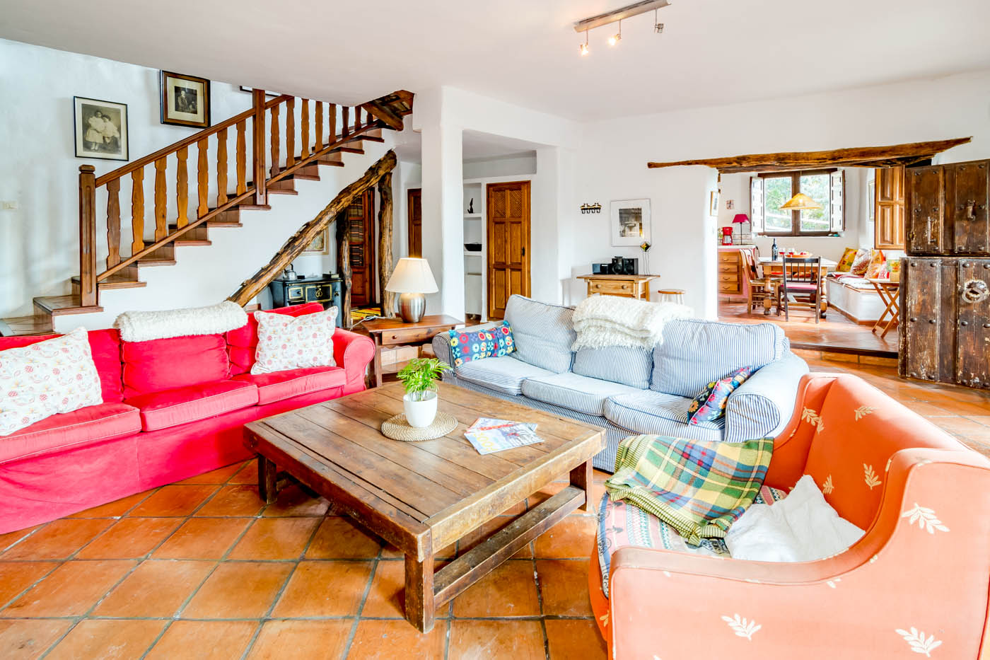 Sala de estar y cocina en la parte trasera