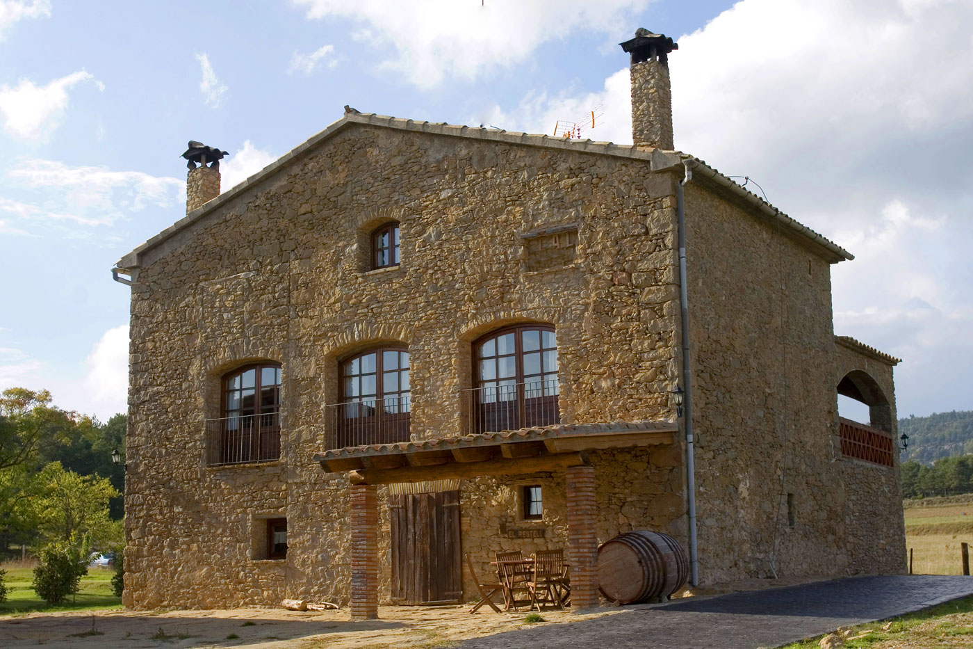 La propiedad ocupa los dos pisos principales superiores de la masía tradicional