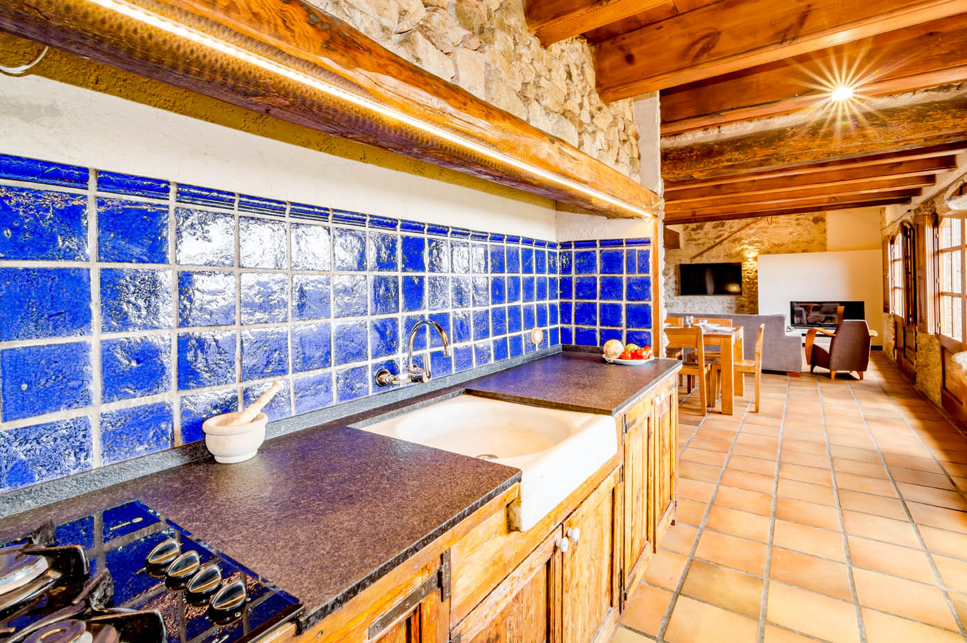 Cocina bastante simple conduce a la sala de estar