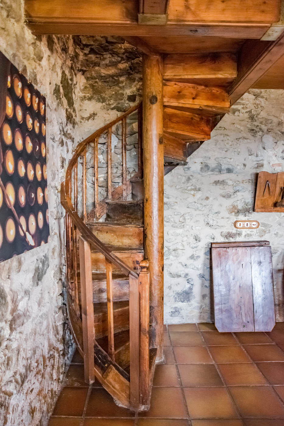 La escalera de madera al primer piso es estrecha y empinada 