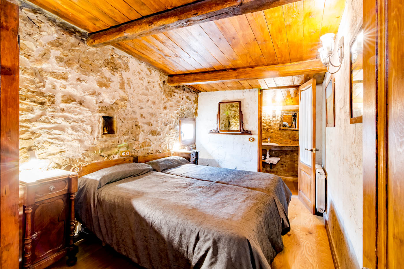 Habitación con dos camas y baño privado 