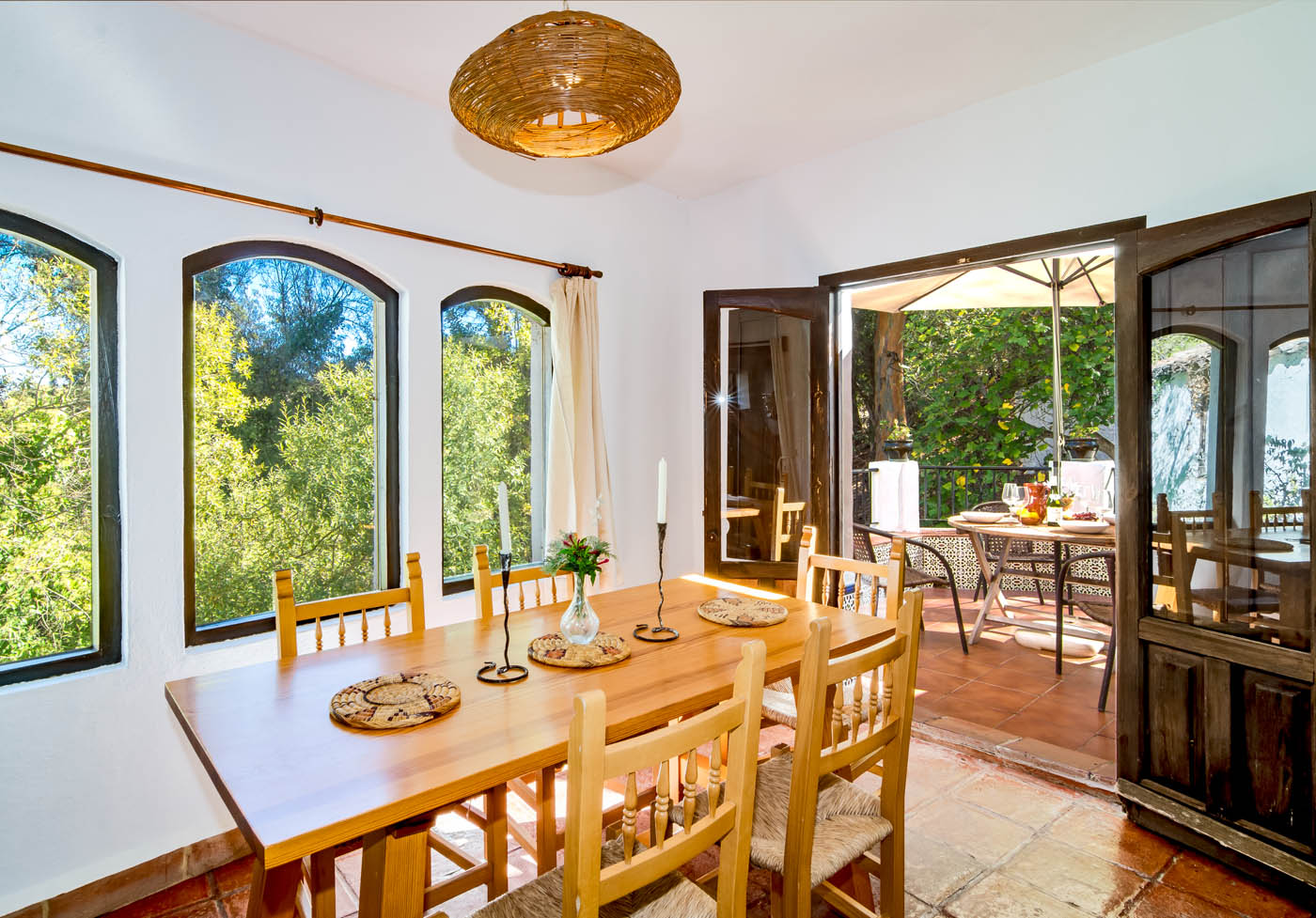 Indoor and outdoor dining facilities