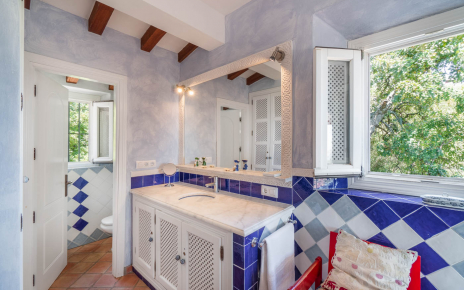 A happy bright bathroom