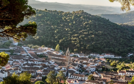 El pueblo de Alajar se encuentra a poca distancia