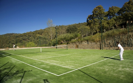 La finca tiene su propia cancha de tenis 