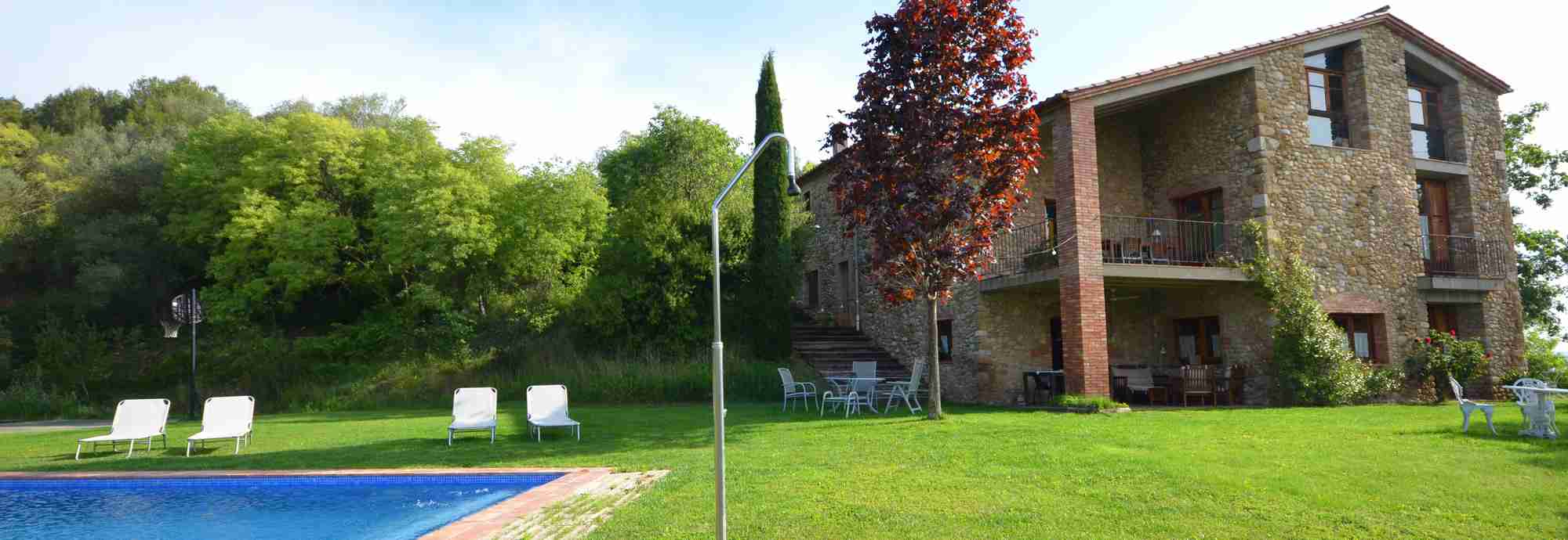 Masía artística con piscina y jardín en una ubicación ideal de Girona