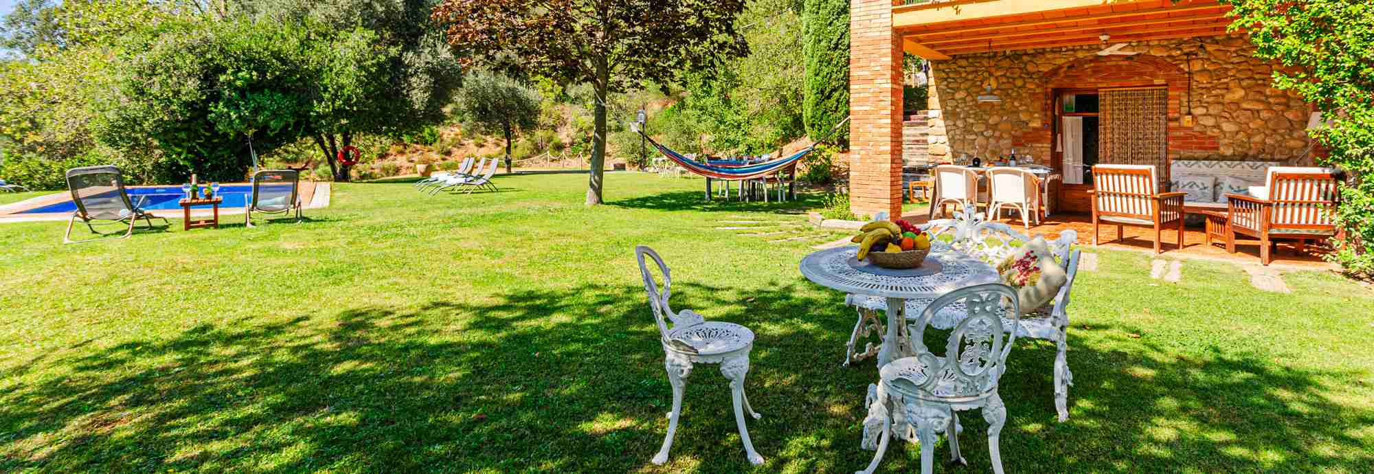 Masía artística con piscina y jardín en una ubicación ideal de Girona