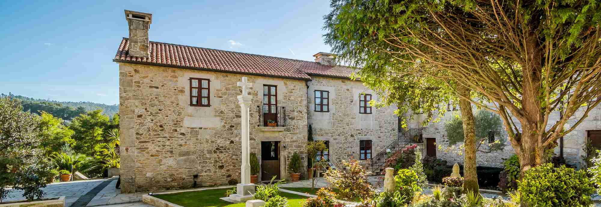 Gran casa de campo tradicional con super piscina y jardines en aldea gallega