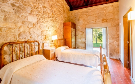 Habitación con dos camas también se abre a jardin trasero