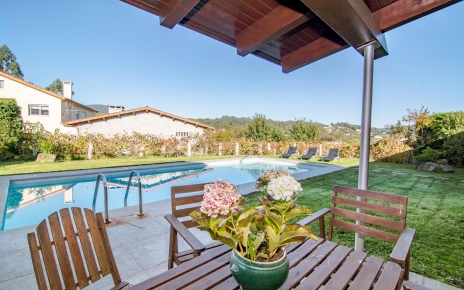 Comidas al aire libre en la zona de la piscina