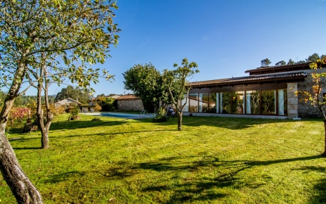 Quiet villa with pool and garden near river, beaches and Portugal