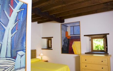 Muy bien decorado, con algunas algunos cuadros originales