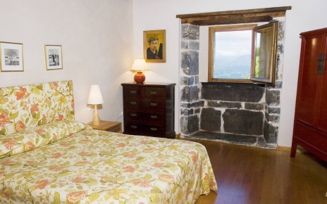 Habitación con cama doble y excelentes vistas a las montañas
