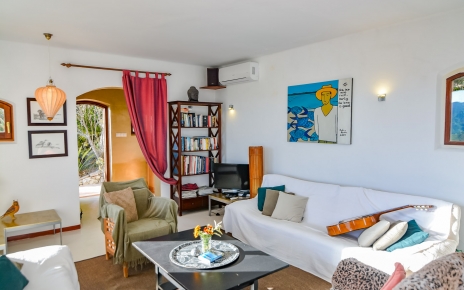 Salón con aire acondicionado para los días cálidos de verano 