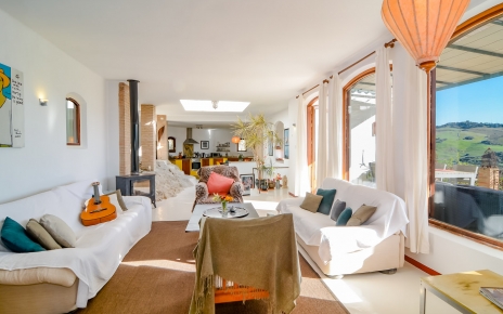 Sala de estar y cocina en la parte trasera 