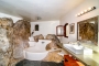 Baño original construido con roca madre 