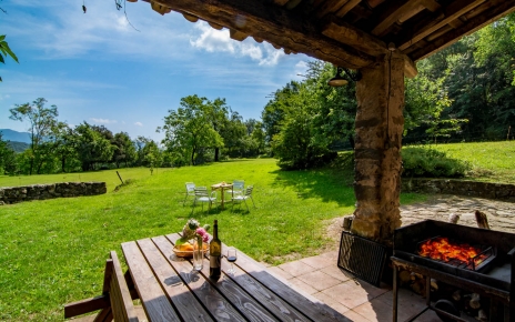 Porche con barbacoa en la casita
