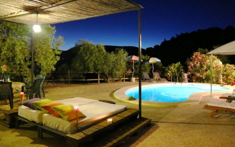 Zona de la piscina de noche