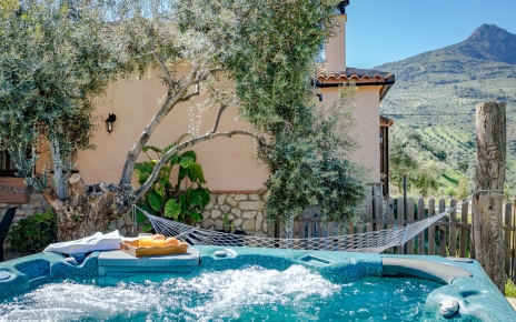 El jacuzzi (sin calefacción) está al lado de la piscina 