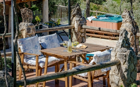 Esta terraza tiene sombra natural gracias a la parra 
