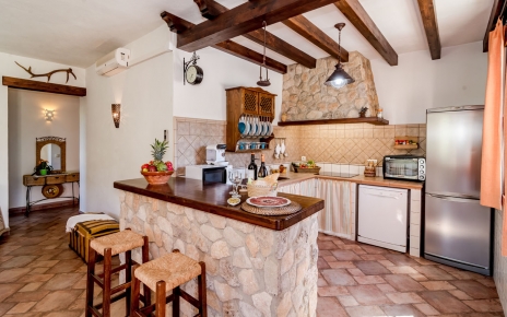 La cocina tiene barra de desayuno