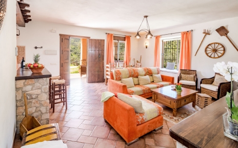 Puerta principal que conduce a la sala principal