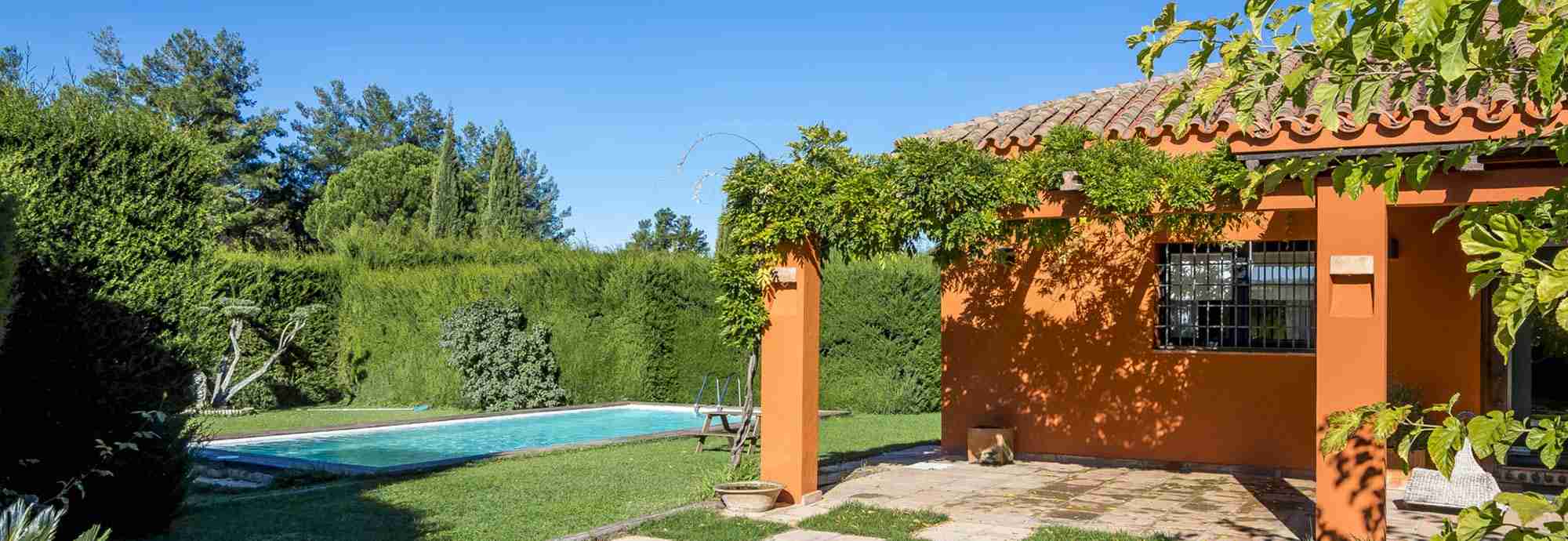 Casa vacacional elegante y moderna con piscina y jardín cerca de Ronda