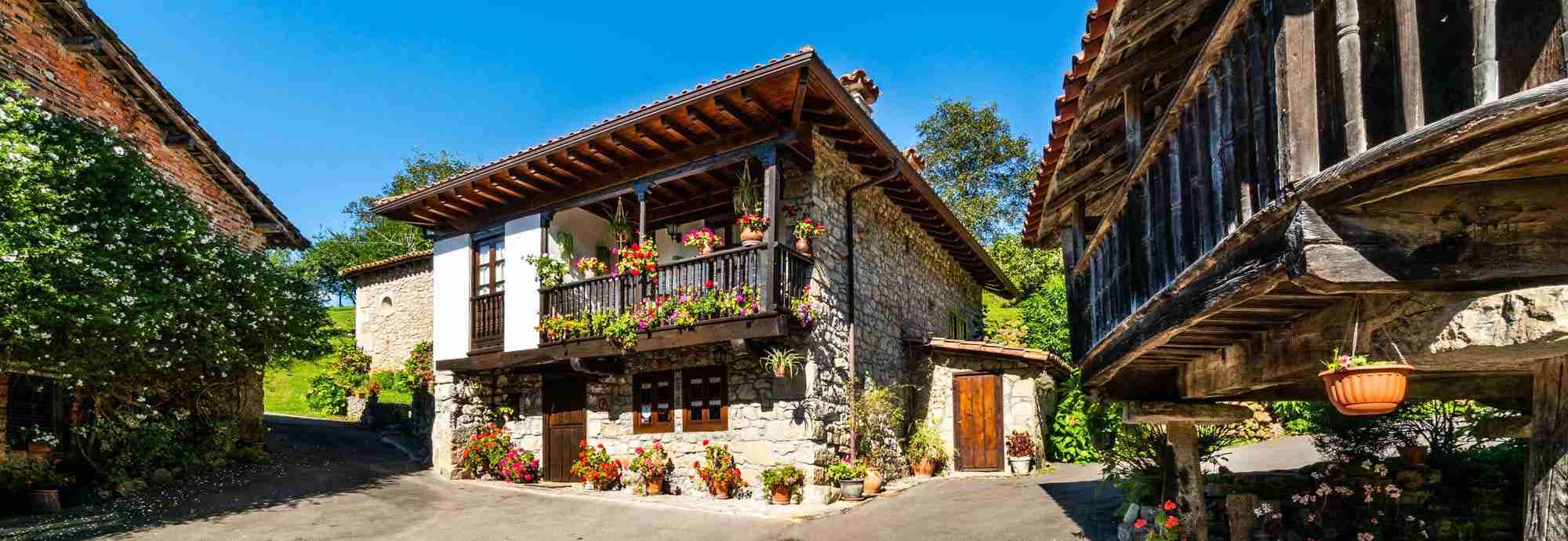 La encantadora antigua cabaña junto a las montañas y el mar Cantábrico