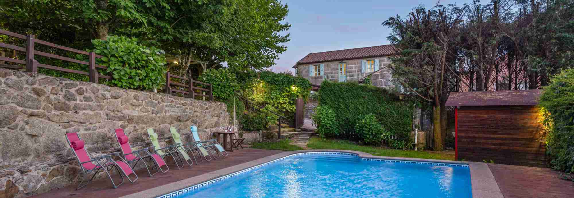Casa rural gallega de calidad, gran estilo y jardín con piscina cerrada