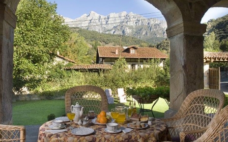  Breakfast view of the mountains