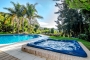 Jacuzzi junto a la piscina al aire libre