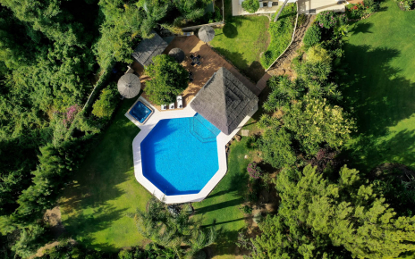 Vista de drone de jardines y piscina