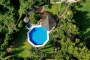 Vista de drone de jardines y piscina