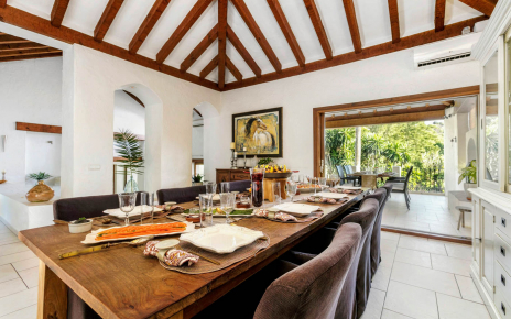 Comedor que da al porche se encuentra junto a la cocina  