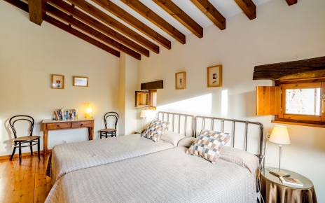 Twin bedded room with en suite bathroom (shower)