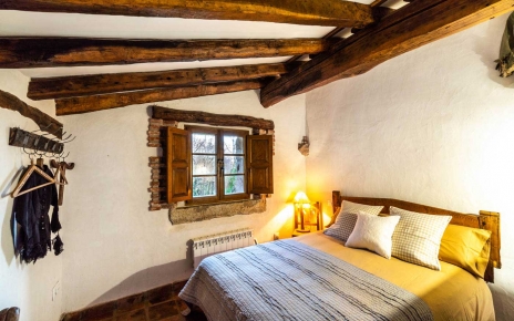 Habitación con cama de matrimonio