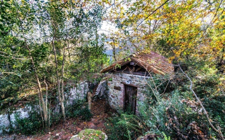 La sauna está al lado de la cabaña