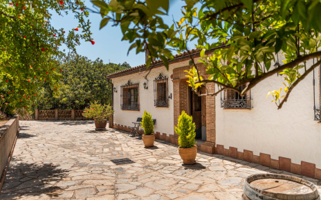 Zona de aparcamiento, entrada principal