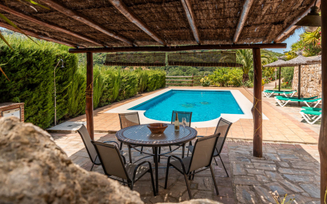 Zona con sombra junto a la piscina