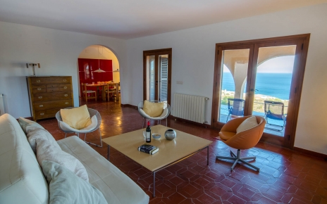 Las salas de estar son luminosas con puertas a terrazas