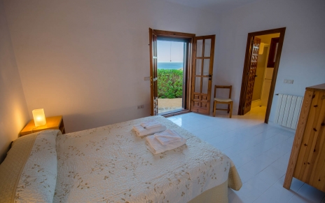 Habitación con cama doble y baño privado