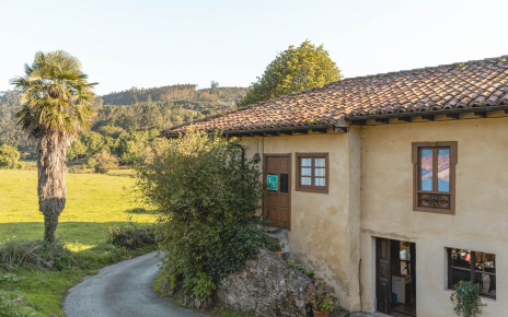 La entrada se encuentra en un camino rural tranquilo