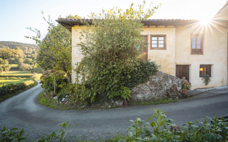 El camino rural conduce a otra casa y puede pasar un tractor