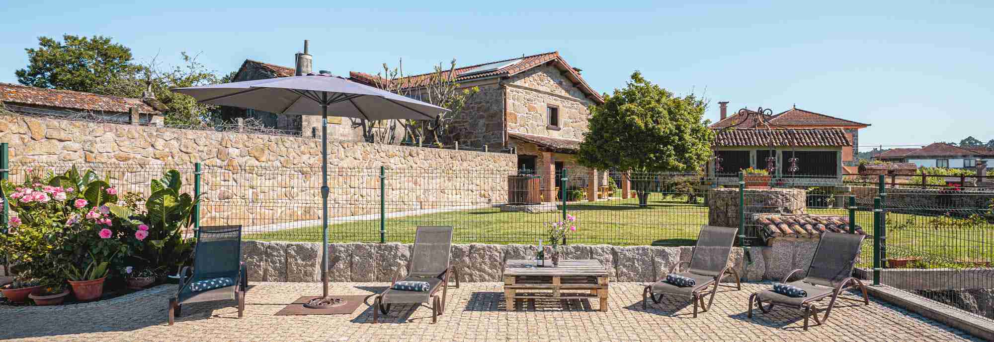 Casa familiar de piedra en aldea junto a frontera del río Miño con Portugal