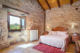Dormitorio 3 es espacioso y con paredes de piedra