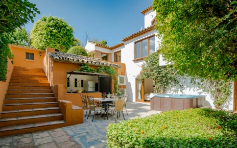 Lower terraces with barbecue/grill bar and jacuzzi