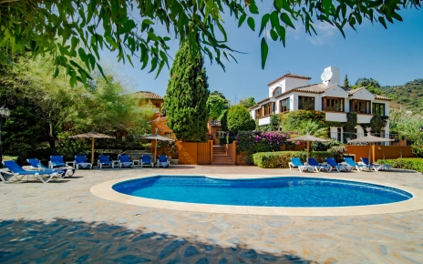 Villa with large 11 metre long pool
